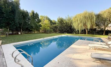 Casa en venta - 4 Dormitorios 4 Baños - 1.400Mts2 - La Plata- Gran Bell.