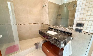 Casa en venta - 4 Dormitorios 4 Baños - 1.400Mts2 - La Plata- Gran Bell.