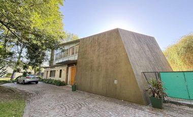 Casa en venta - 4 Dormitorios 4 Baños - 1.400Mts2 - La Plata- Gran Bell.