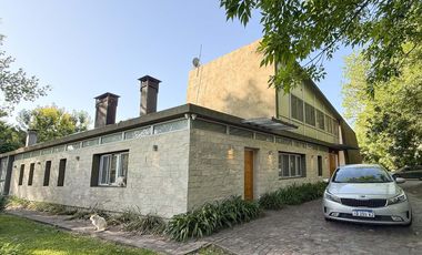 Casa en venta - 4 Dormitorios 4 Baños - 1.400Mts2 - La Plata- Gran Bell.