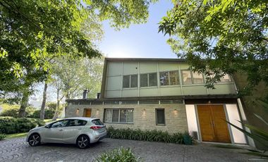 Casa en venta - 4 Dormitorios 4 Baños - 1.400Mts2 - La Plata- Gran Bell.