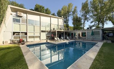 Casa en venta - 4 Dormitorios 4 Baños - 1.400Mts2 - La Plata- Gran Bell.