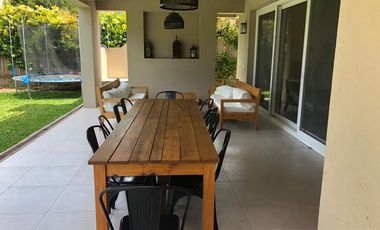 EXCELENTE CASA -AQUILER TEMPORAL - BARRIO CERRADO LA DAMASIA - VERANO 26