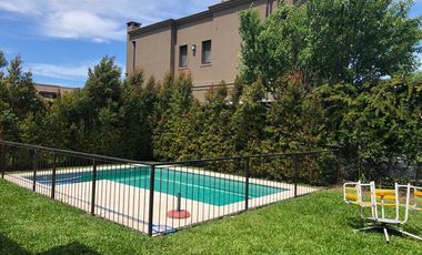 EXCELENTE CASA -AQUILER TEMPORAL - BARRIO CERRADO LA DAMASIA - VERANO 26