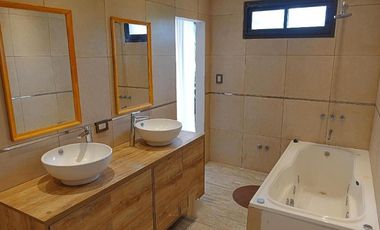 Casa en venta - 5 Dormitorios 3 Baños - Mar del Plata