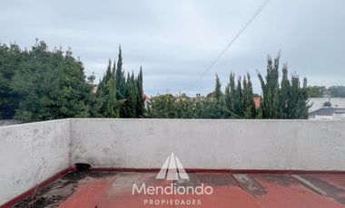 Casa 5 amb. con cochera doble y Galpón en Villa Primera