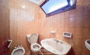 Casa 5 amb. con cochera doble y Galpón en Villa Primera