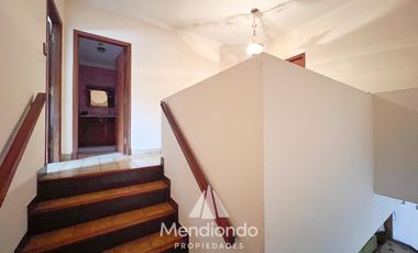 Casa 5 amb. con cochera doble y Galpón en Villa Primera