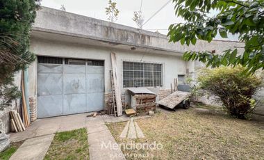Casa 5 amb. con cochera doble y Galpón en Villa Primera