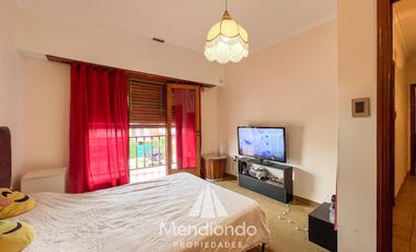 Casa 5 amb. con cochera doble y Galpón en Villa Primera