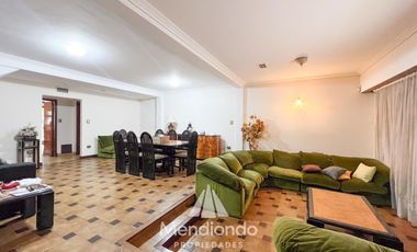 Casa 5 amb. con cochera doble y Galpón en Villa Primera