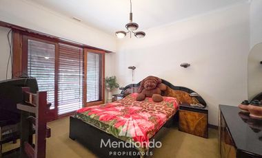 Casa 5 amb. con cochera doble y Galpón en Villa Primera