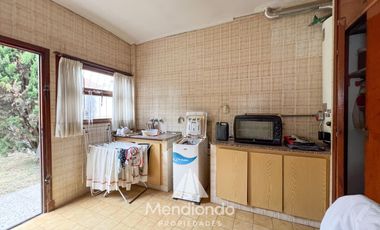 Casa 5 amb. con cochera doble y Galpón en Villa Primera