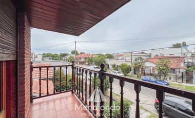 Casa 5 amb. con cochera doble y Galpón en Villa Primera