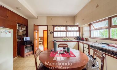 Casa 5 amb. con cochera doble y Galpón en Villa Primera