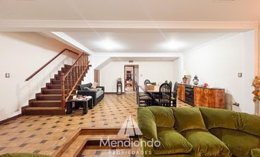 Casa 5 amb. con cochera doble y Galpón en Villa Primera