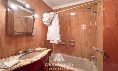 Casa 5 amb. con cochera doble y Galpón en Villa Primera