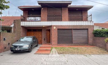 Casa 5 amb. con cochera doble y Galpón en Villa Primera