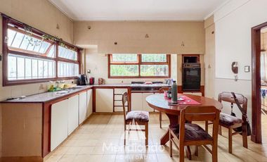 Casa 5 amb. con cochera doble y Galpón en Villa Primera