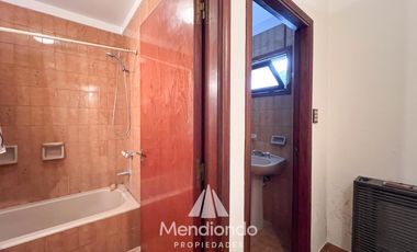 Casa 5 amb. con cochera doble y Galpón en Villa Primera