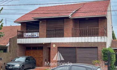 Casa 5 amb. con cochera doble y Galpón en Villa Primera