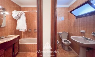 Casa 5 amb. con cochera doble y Galpón en Villa Primera