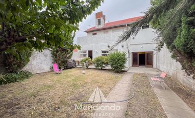 Casa 5 amb. con cochera doble y Galpón en Villa Primera