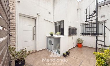 PH de 2 ambientes con patio y terraza propia con parrilla. CAISAMAR