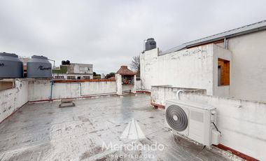 PH de 2 ambientes con patio y terraza propia con parrilla. CAISAMAR