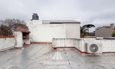 PH de 2 ambientes con patio y terraza propia con parrilla. CAISAMAR