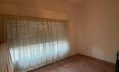 PH  FRENTE CON 2 COCHERAS SOBRE AVENIDA