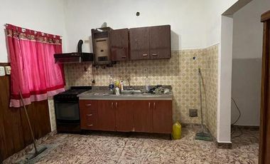 PH  FRENTE CON 2 COCHERAS SOBRE AVENIDA