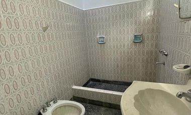 PH  FRENTE CON 2 COCHERAS SOBRE AVENIDA