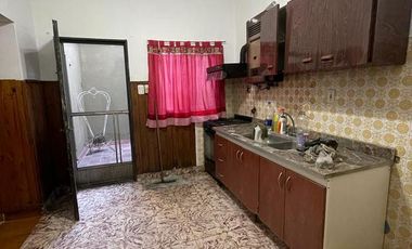 PH  FRENTE CON 2 COCHERAS SOBRE AVENIDA