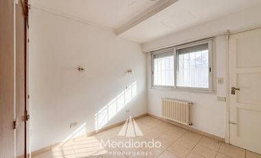 Casa en esq. 4 amb + dependencias y 2 cocheras. Reciclada. Av. Paso y Entre Ríos