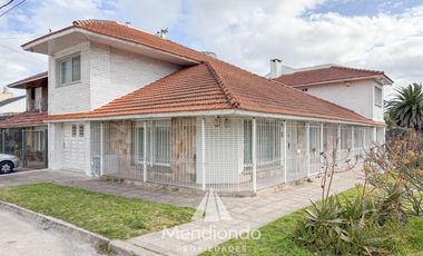 Casa en esq. 4 amb + dependencias y 2 cocheras. Reciclada. Av. Paso y Entre Ríos