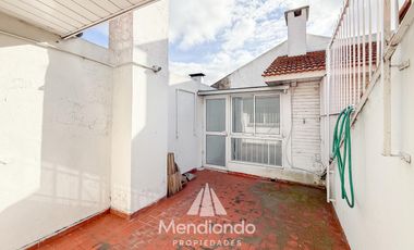 Casa en esq. 4 amb + dependencias y 2 cocheras. Reciclada. Av. Paso y Entre Ríos