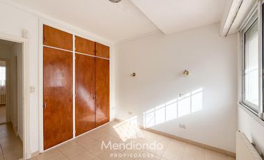 Casa en esq. 4 amb + dependencias y 2 cocheras. Reciclada. Av. Paso y Entre Ríos