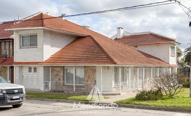 Casa en esq. 4 amb + dependencias y 2 cocheras. Reciclada. Av. Paso y Entre Ríos