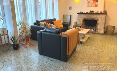 Chalet en venta en zona Barrio Pompeya. 3 dormitorios, 2 baños, garage , parque , quincho