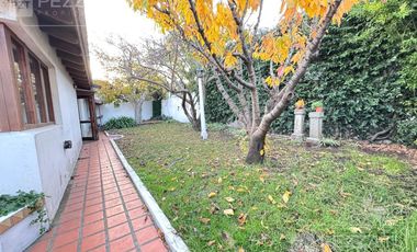Chalet en venta en zona Barrio Pompeya. 3 dormitorios, 2 baños, garage , parque , quincho