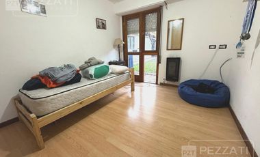 Chalet en venta en zona Barrio Pompeya. 3 dormitorios, 2 baños, garage , parque , quincho