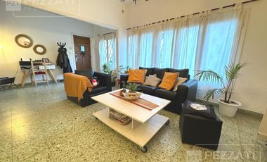 Chalet en venta en zona Barrio Pompeya. 3 dormitorios, 2 baños, garage , parque , quincho