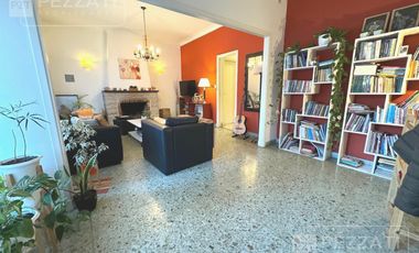 Chalet en venta en zona Barrio Pompeya. 3 dormitorios, 2 baños, garage , parque , quincho