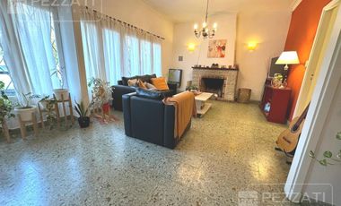 Chalet en venta en zona Barrio Pompeya. 3 dormitorios, 2 baños, garage , parque , quincho