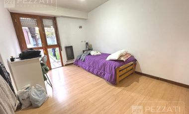 Chalet en venta en zona Barrio Pompeya. 3 dormitorios, 2 baños, garage , parque , quincho