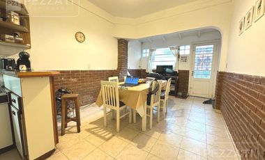 Chalet en venta en zona Barrio Pompeya. 3 dormitorios, 2 baños, garage , parque , quincho