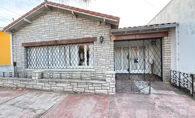 Chalet en venta en zona Barrio Pompeya. 3 dormitorios, 2 baños, garage , parque , quincho