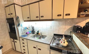 Chalet en venta en zona Barrio Pompeya. 3 dormitorios, 2 baños, garage , parque , quincho