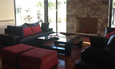 Casa en alquiler - 4 Dormitorios 6 Baños - Cocheras - 1.224Mts2 - Godoy Cruz